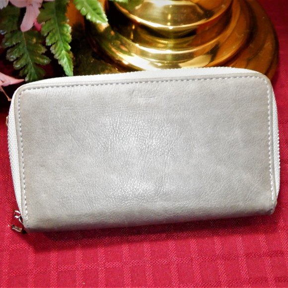 Brand NEW *** Leather ~ CLUTCH *** - Picture 1 of 3